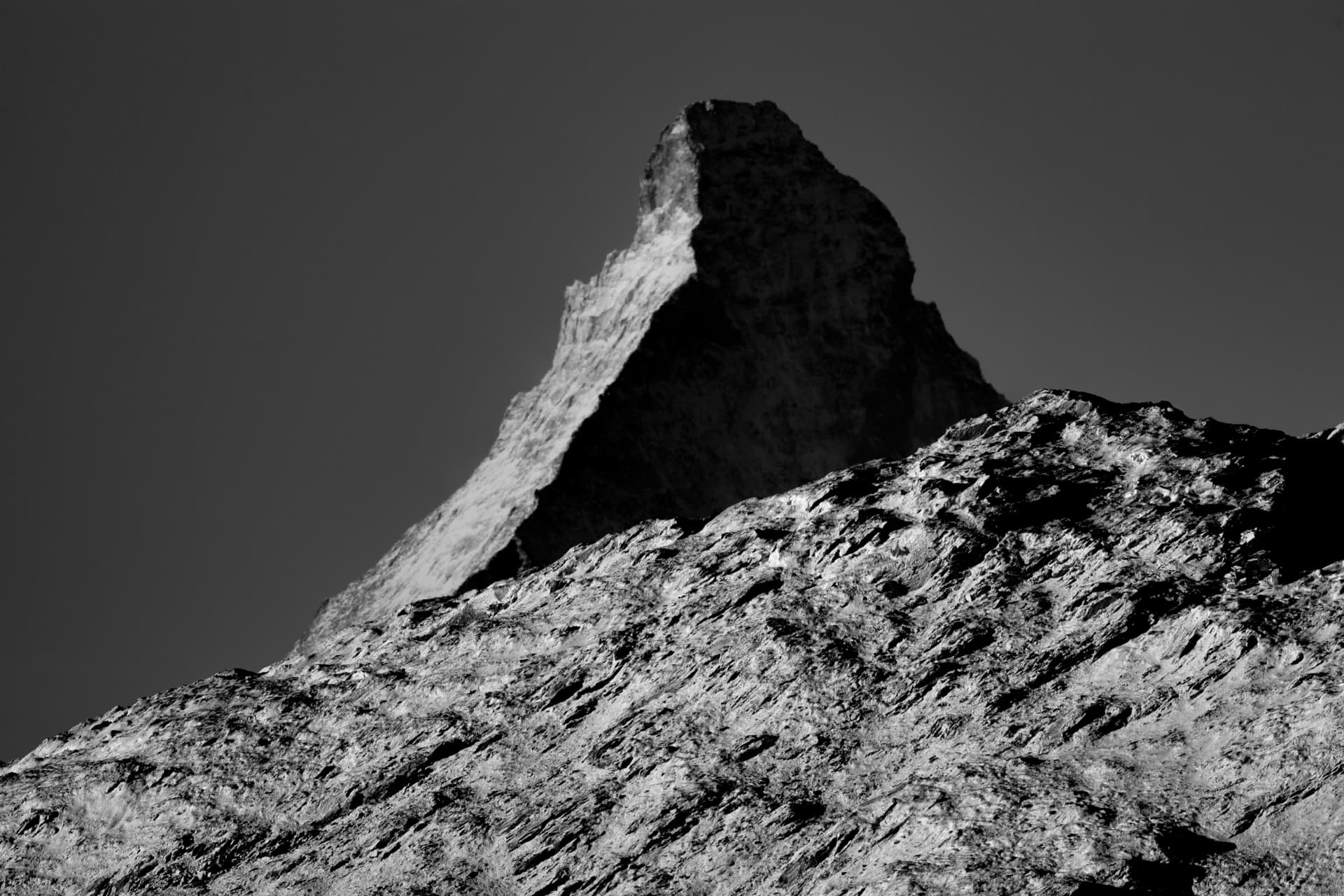 Schwarzweisse Silhouette des Matterhorns über einem verschneiten Grat