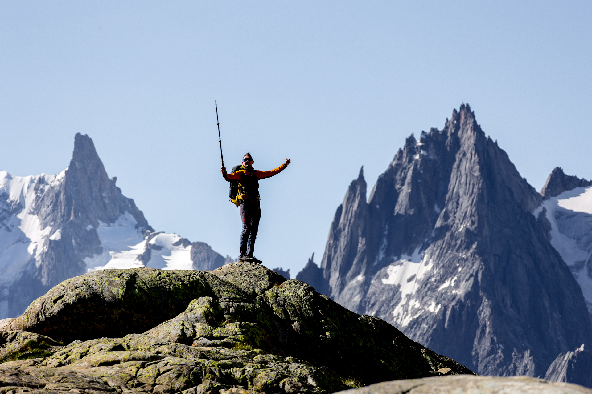 Marcin Bawiec na granitowej grani na tle iglic Mont Blanc
