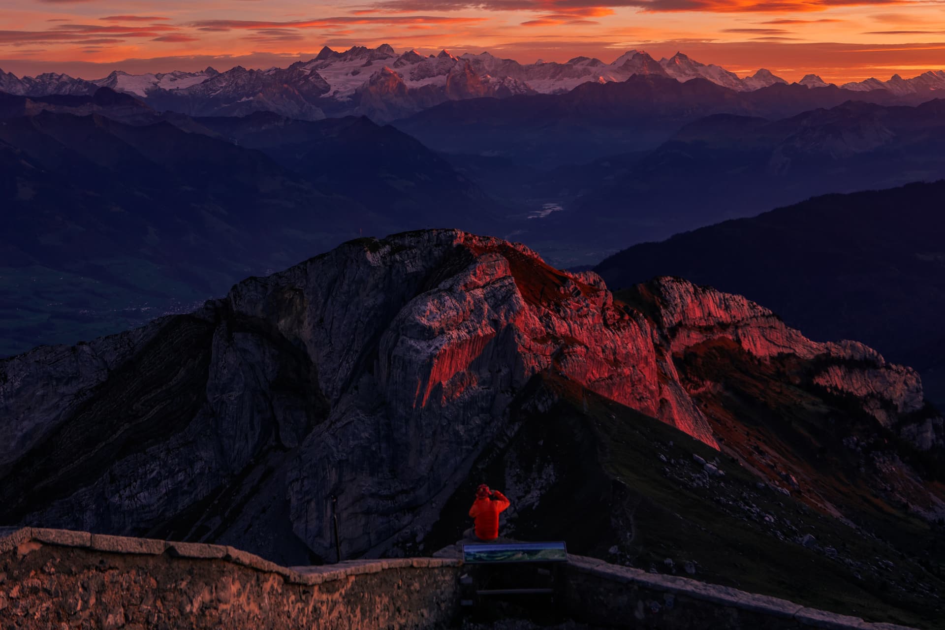 Panorama dunkler Grate und Schneegipfel bei Sonnenuntergang