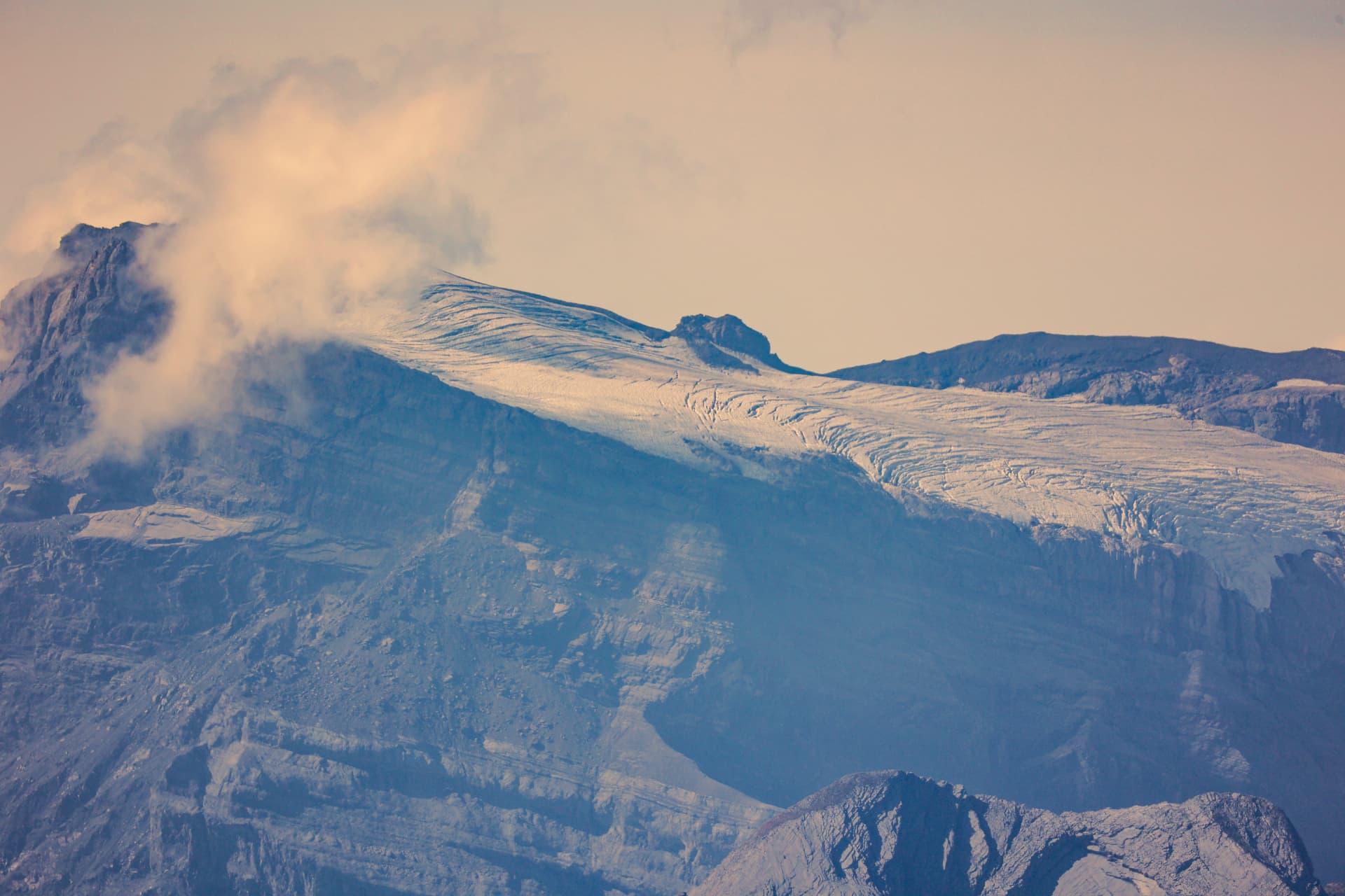 Gletscher im warmen Licht vom Mont Noble gesehen