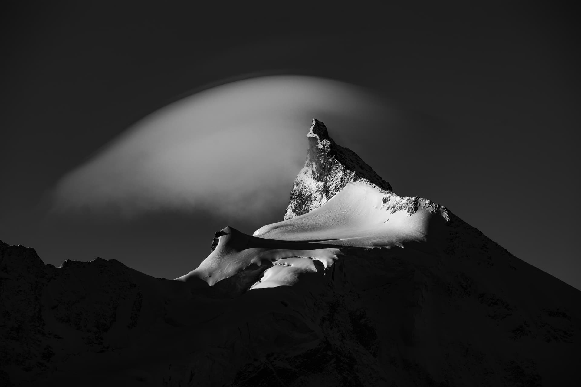 Zinalrothorn mit Lenticularis-Wolke in Schwarzweiss