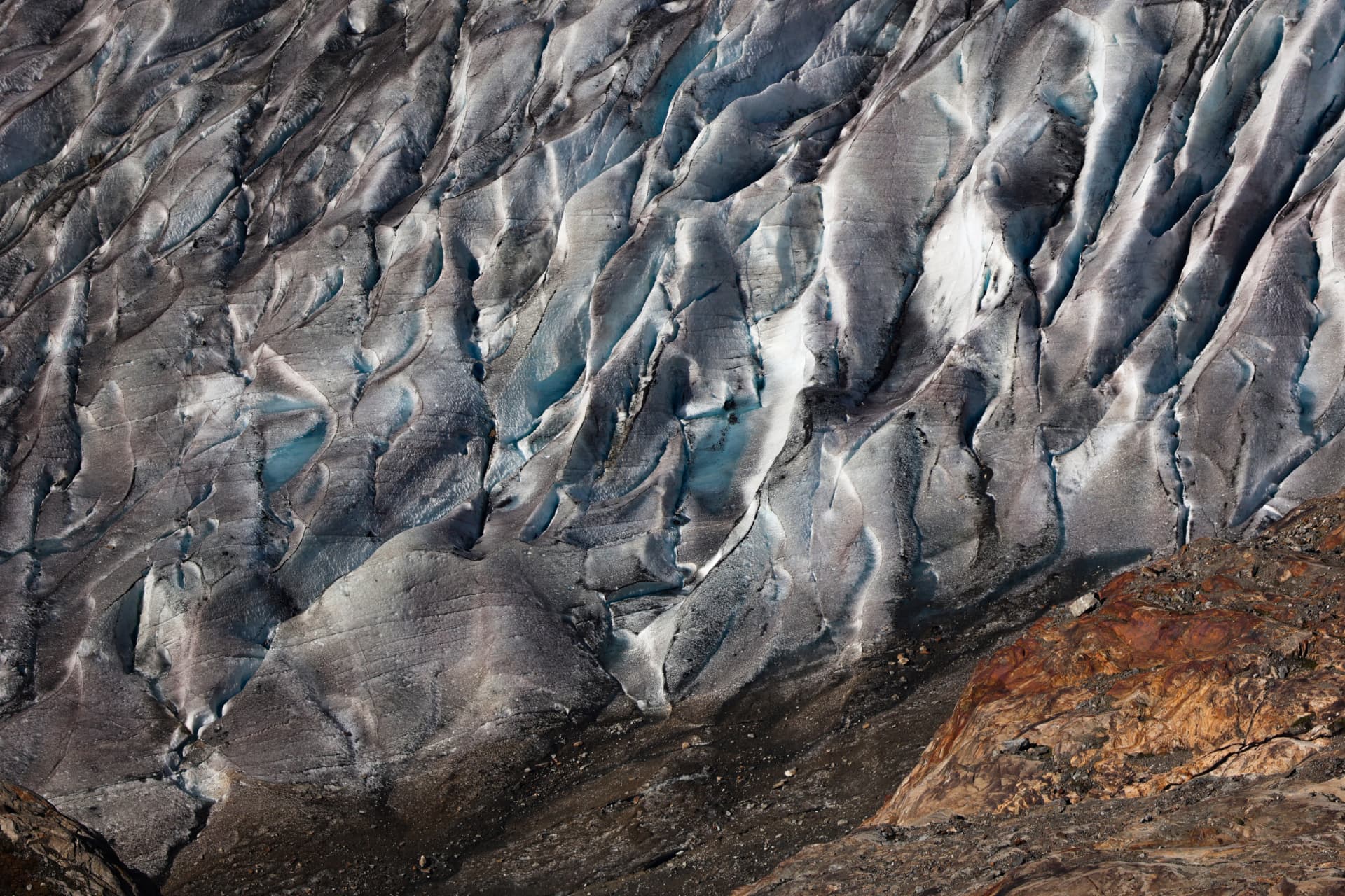 Spalten und blaue Eisformen des Grossen Aletschgletschers