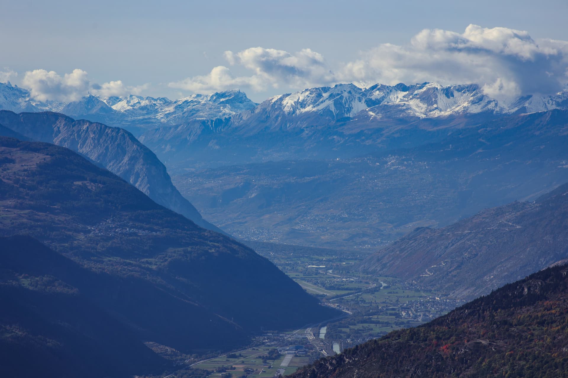 Weitblick über das Rhonetal mit Dörfern und fernen Graten