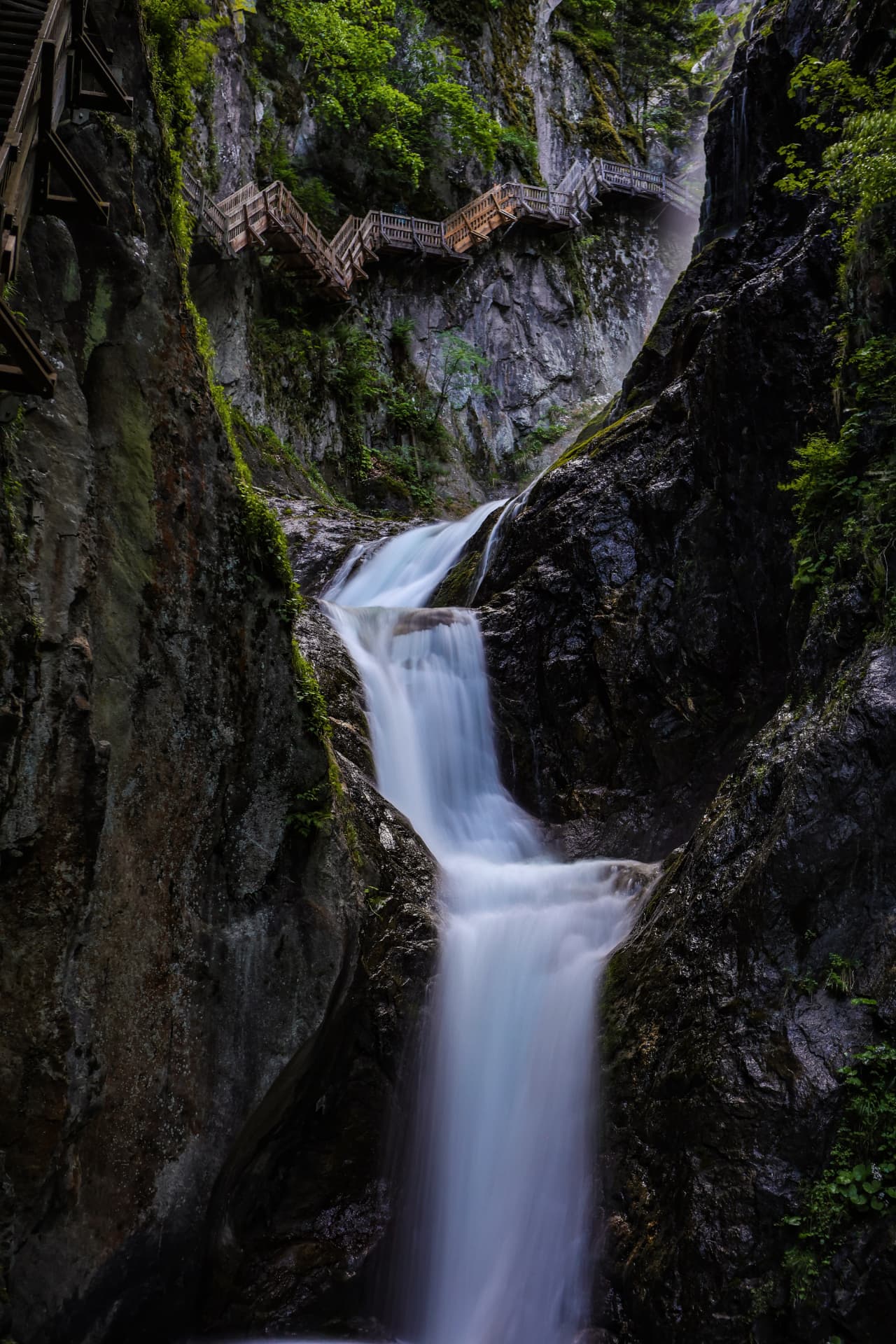 Kaskade und Stege in der Durnand-Schlucht