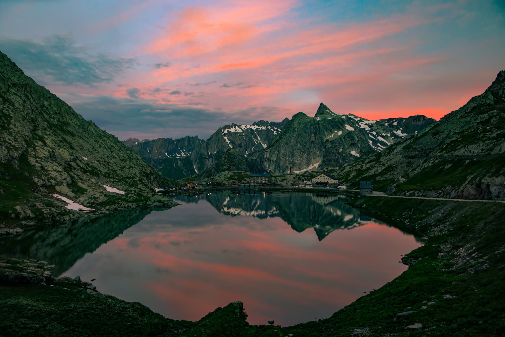 Grosser Sankt Bernhard und Pointe de Drône — Sonnenaufgang aus dem Zelt