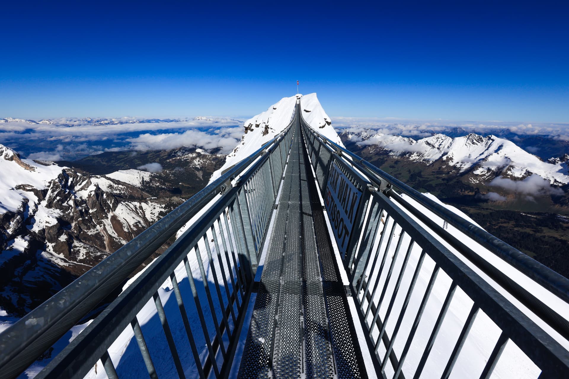 Glacier 3000 im Winter — kurz nach Sonnenaufgang allein auf dem Gipfel, ohne Menschenmengen