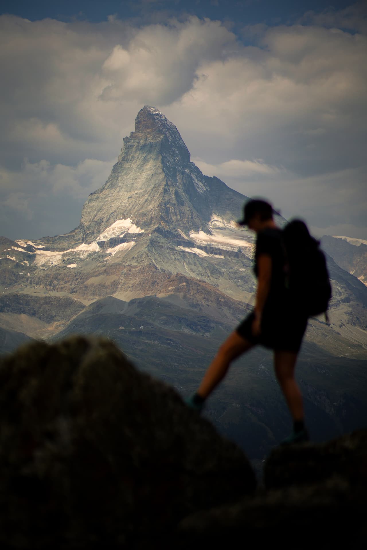 Wanderer auf dem Fels vor dem Matterhorn