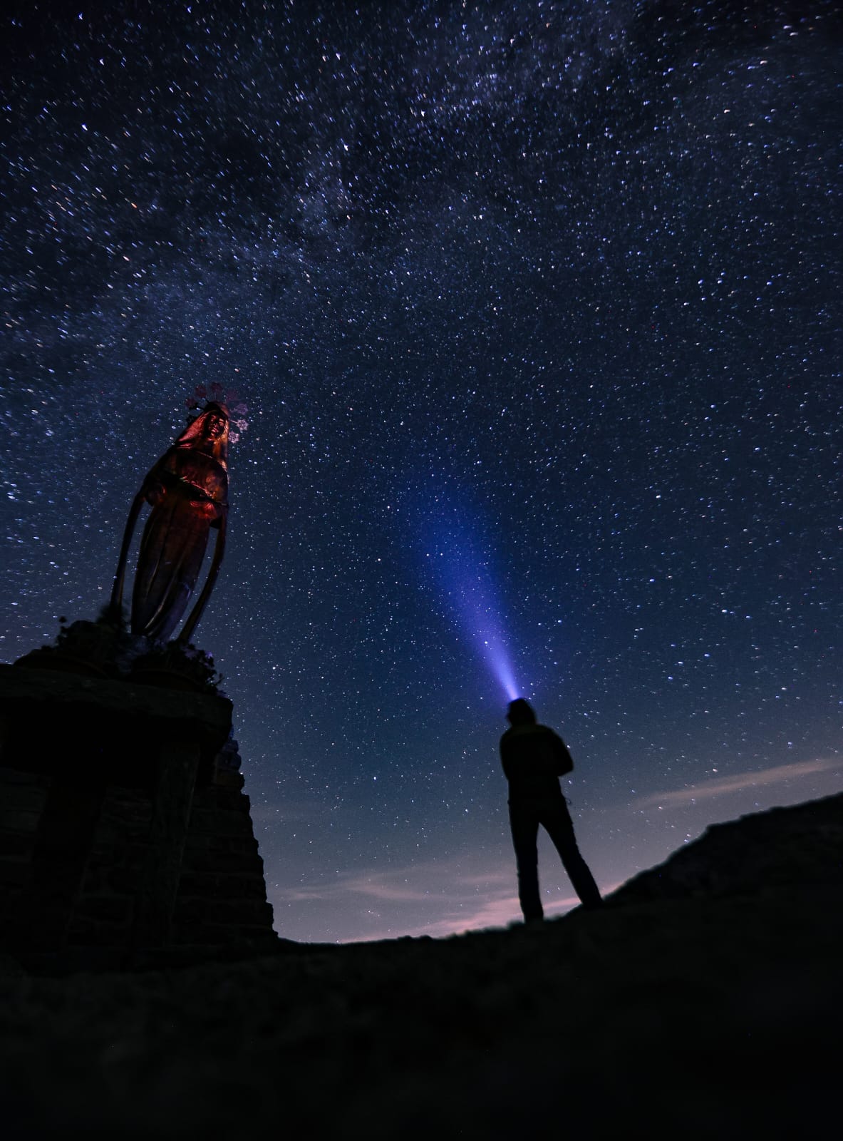 Marcin Bawiec fotografujący nocne niebo obok kapliczki w Alpach