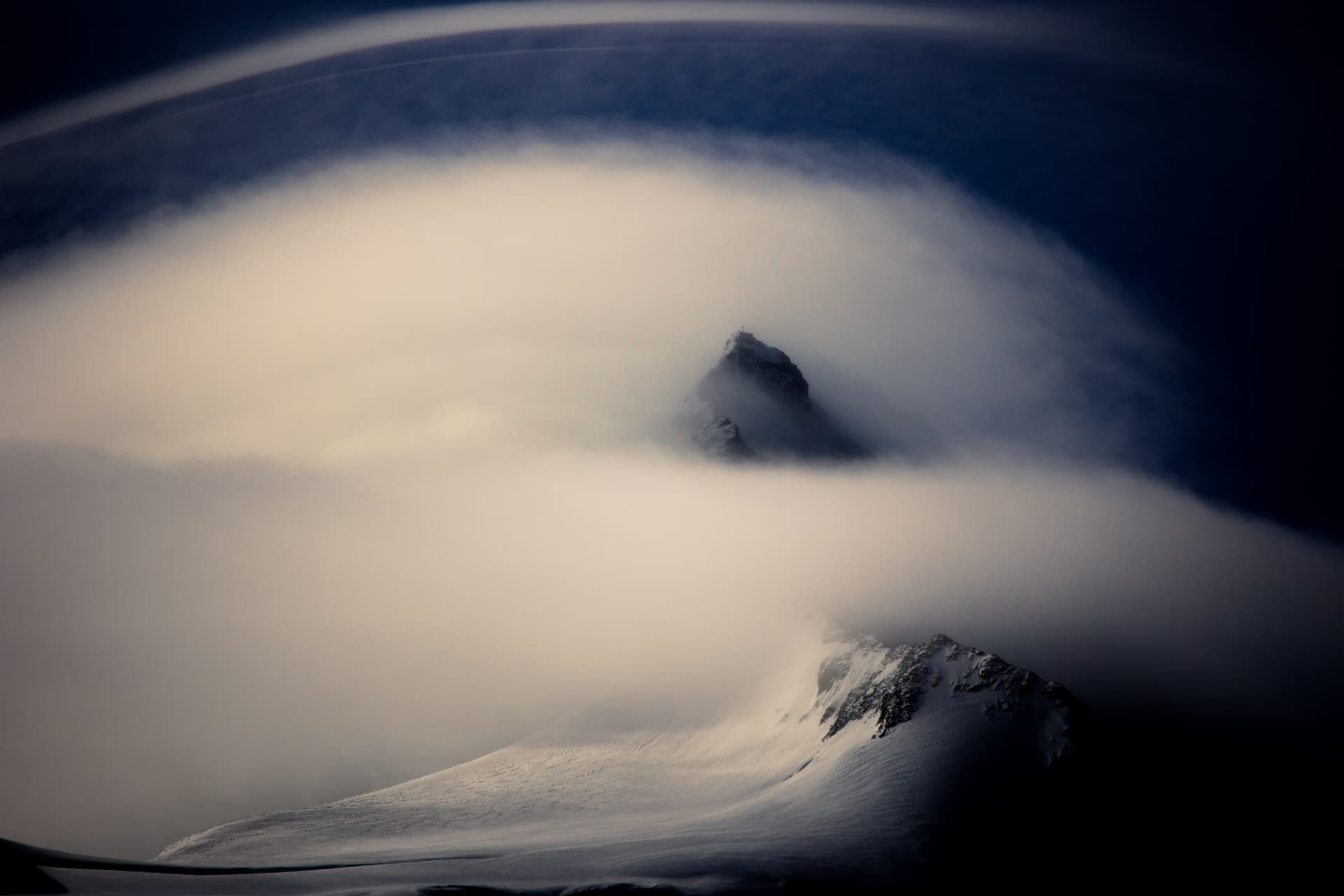 Wolkenwirbel um den Gipfel bei der Cabane de Tracuit