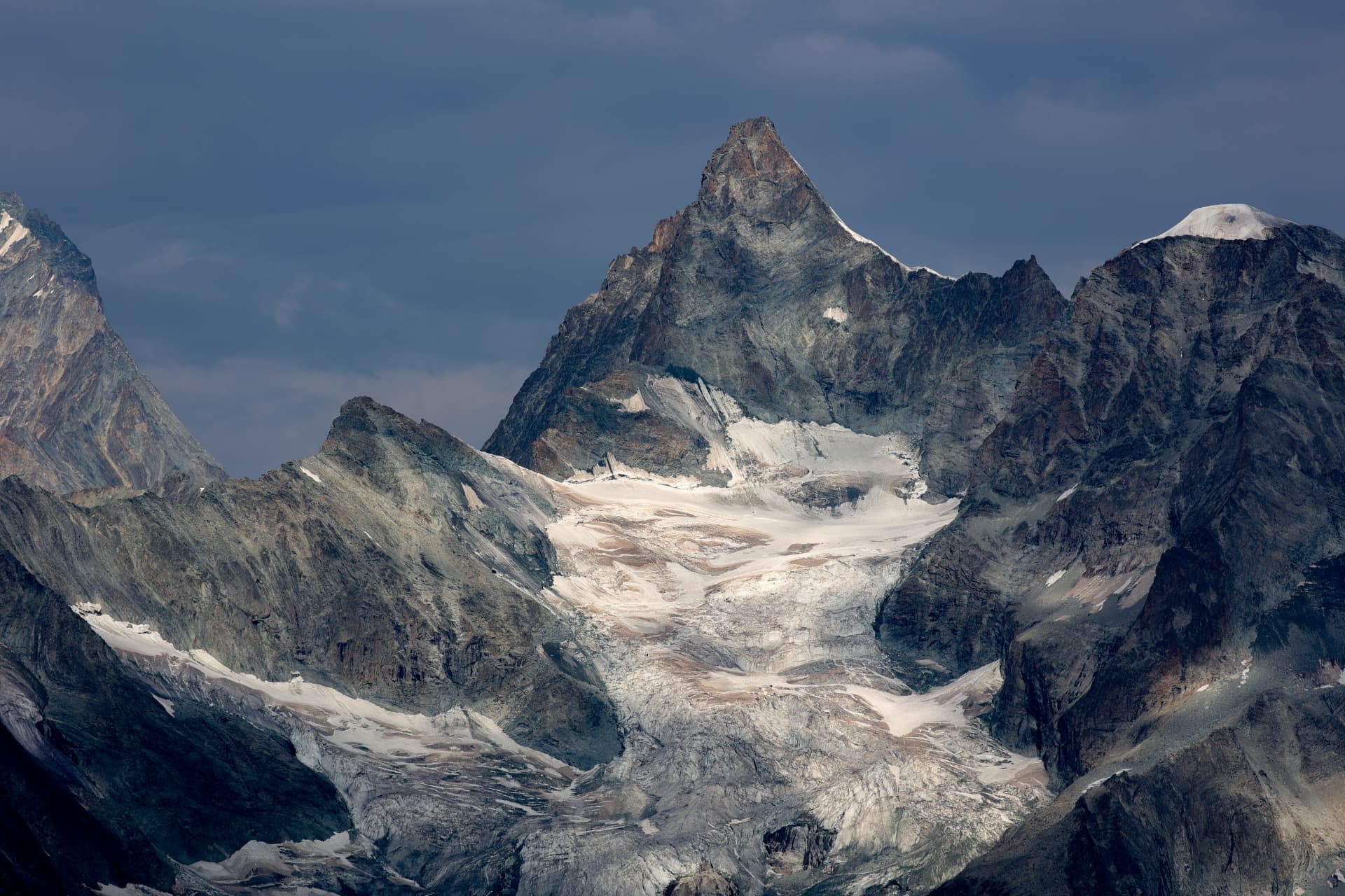 Scharfer Gipfel und Gletscher über Zermatt