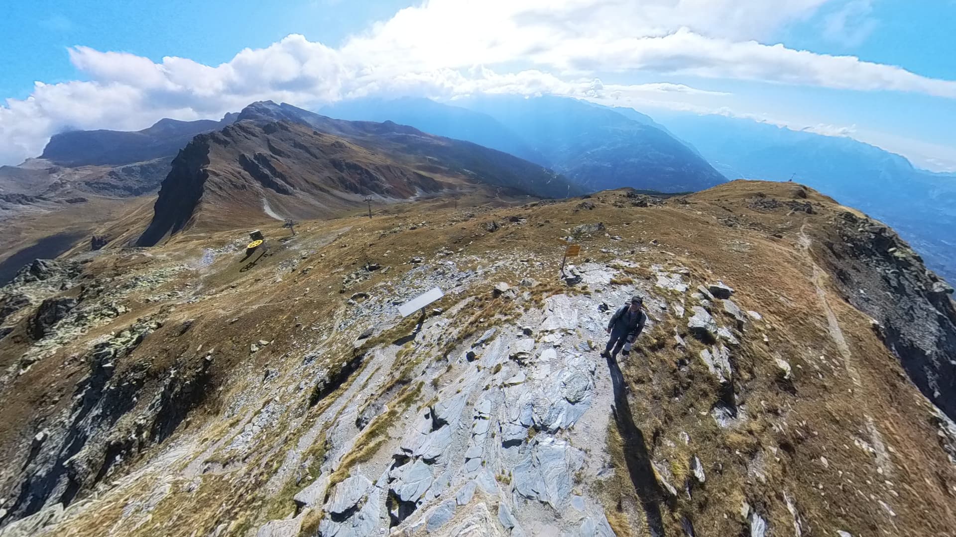 Marcin Bawiec beim Überschreiten des aussichtsreichen Col-de-Cou-Grats