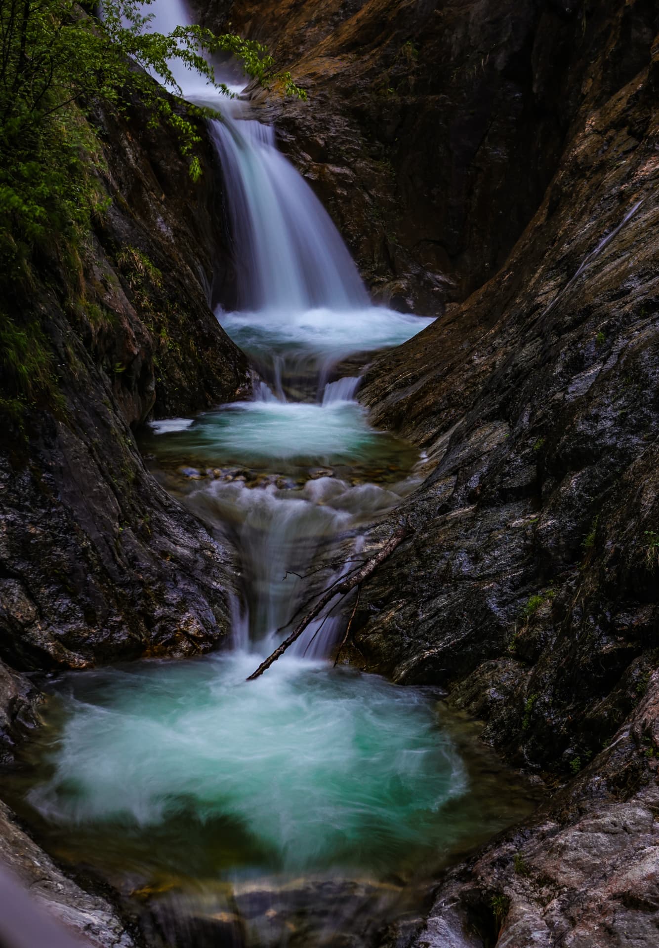 Smaragdgrüne Wasserbecken in der Durnand-Schlucht