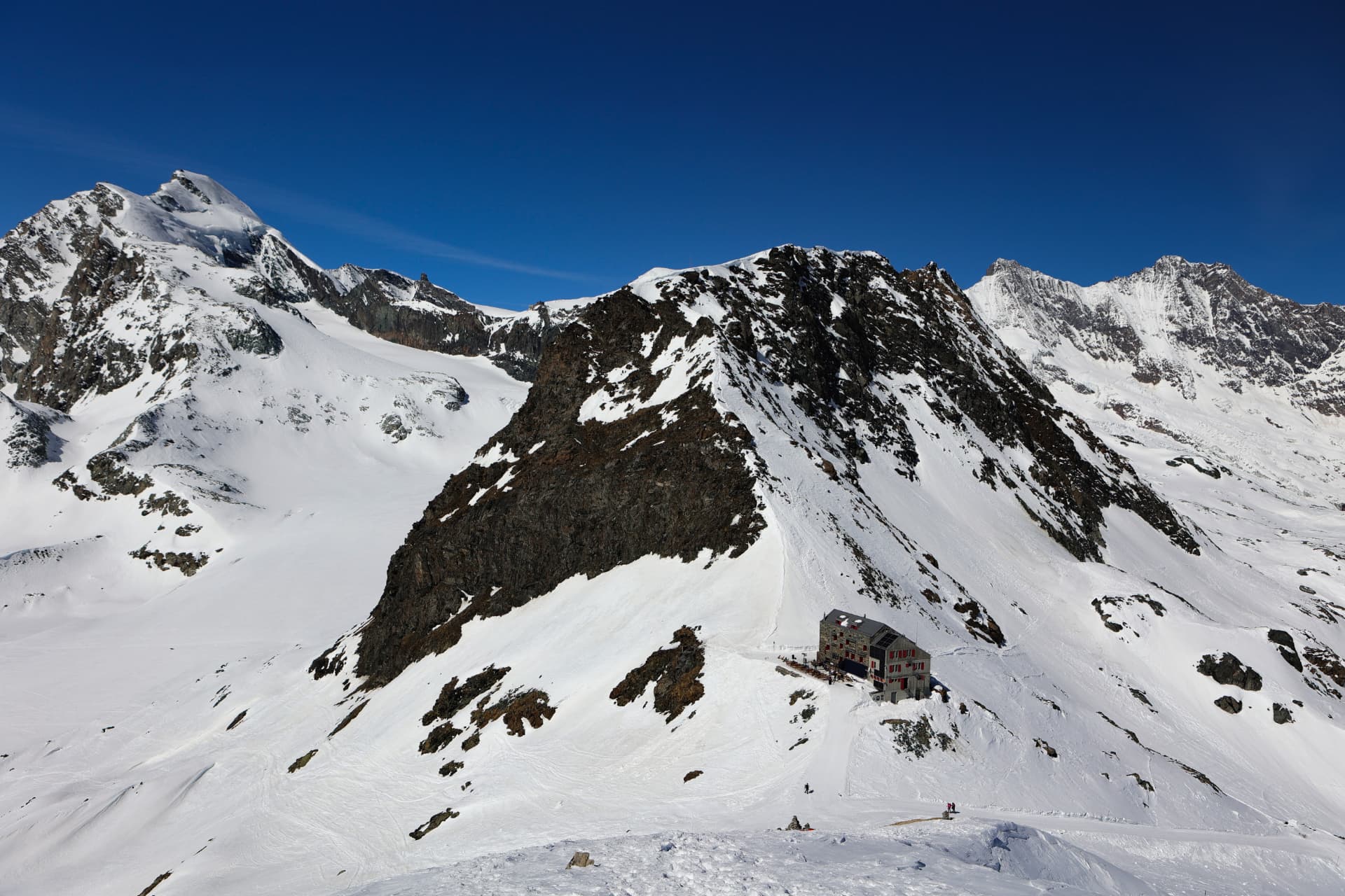 Britanniahütte auf Skitour — ab Felskinn und Abfahrt bis nach Saas-Fee
