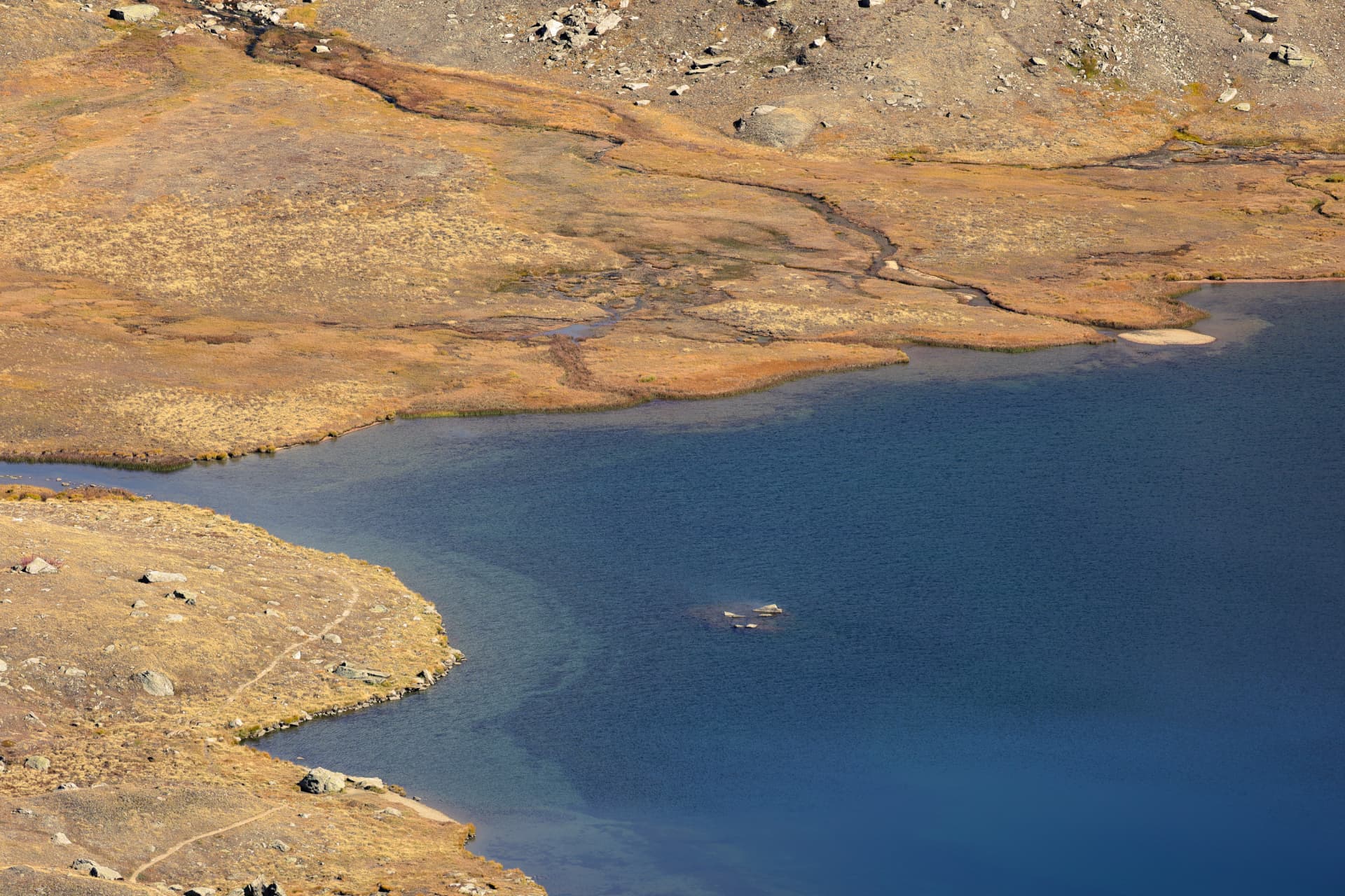 Tiefblauer Bergsee auf der Route zur La Maya