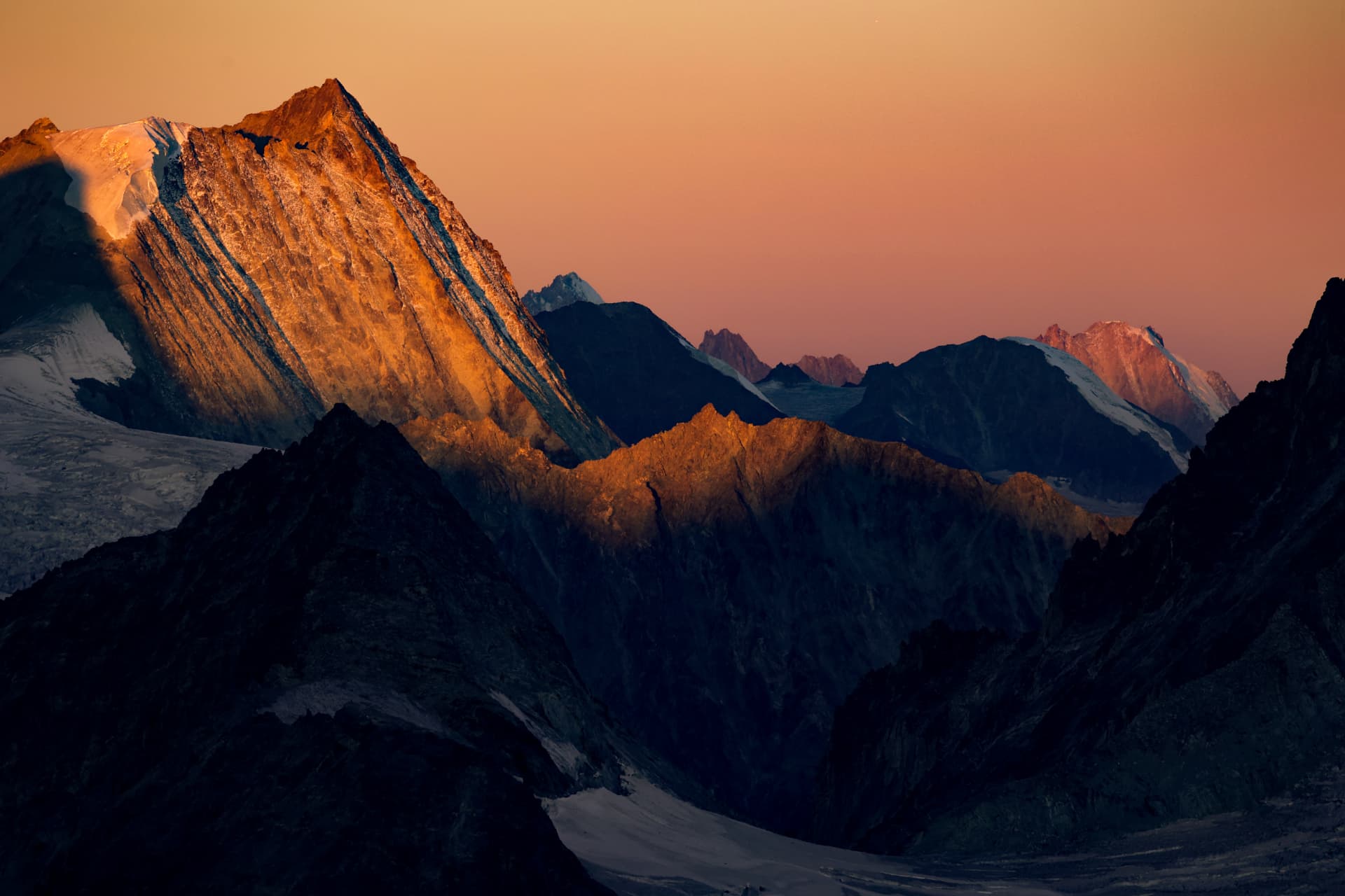 Cabane de la Dent Blanche CAS — Sonnenaufgang und Sonnenuntergang auf 3.507 m