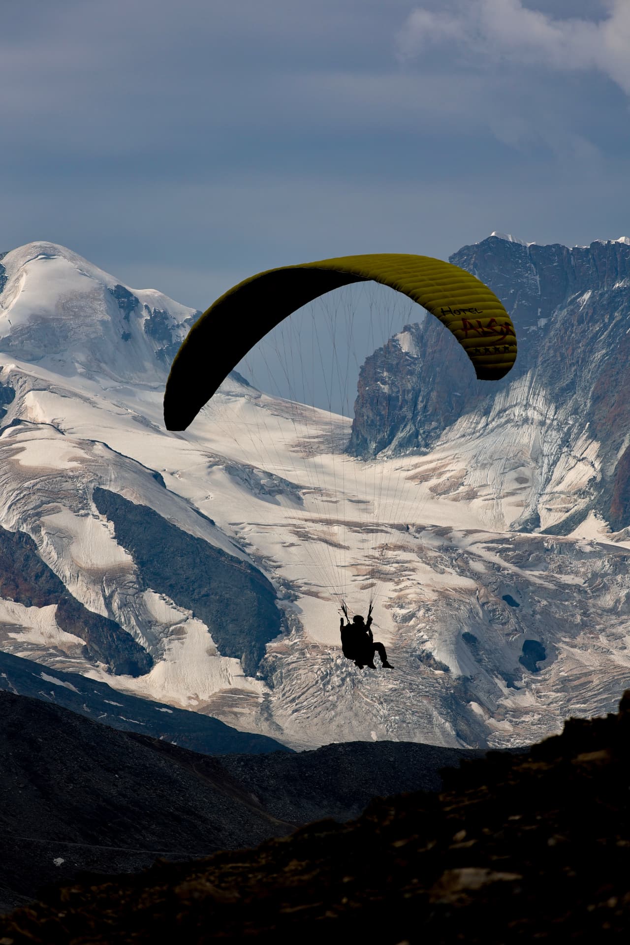 Gleitschirmflieger über dem Gletscher am Rothorn