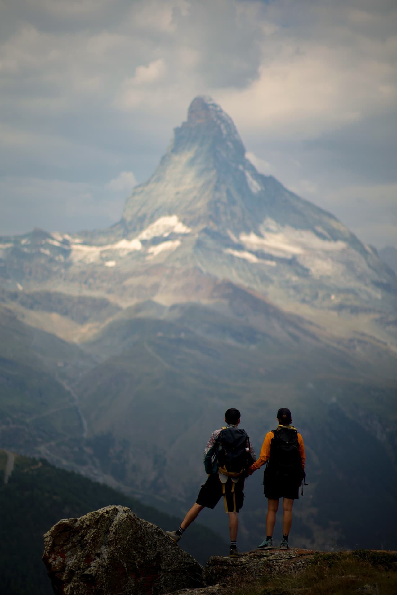 Zwei Wanderer blicken zum Matterhorn