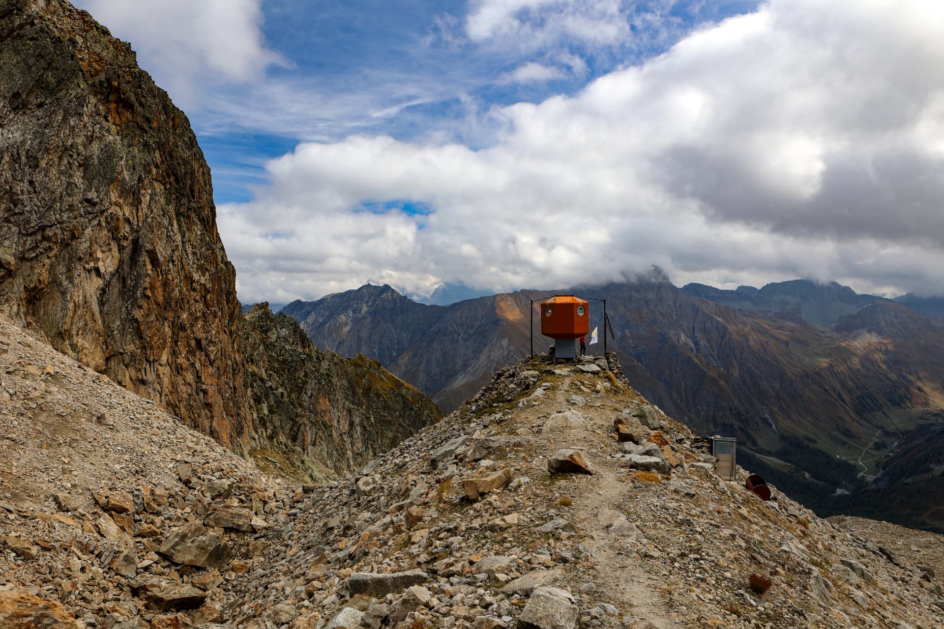 Bivouac du Dolent 2667 m — sehr steiler Weg ab La Fouly und eine orange Kapsel über dem Gletscher