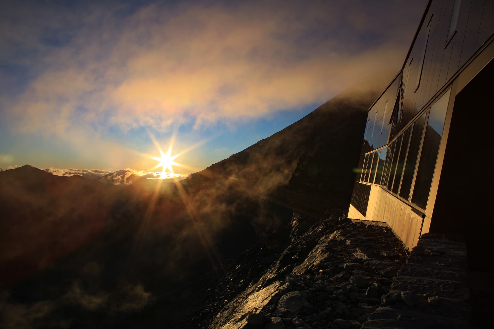 Cabane de Tracuit im Abendlicht über dem Val d'Anniviers